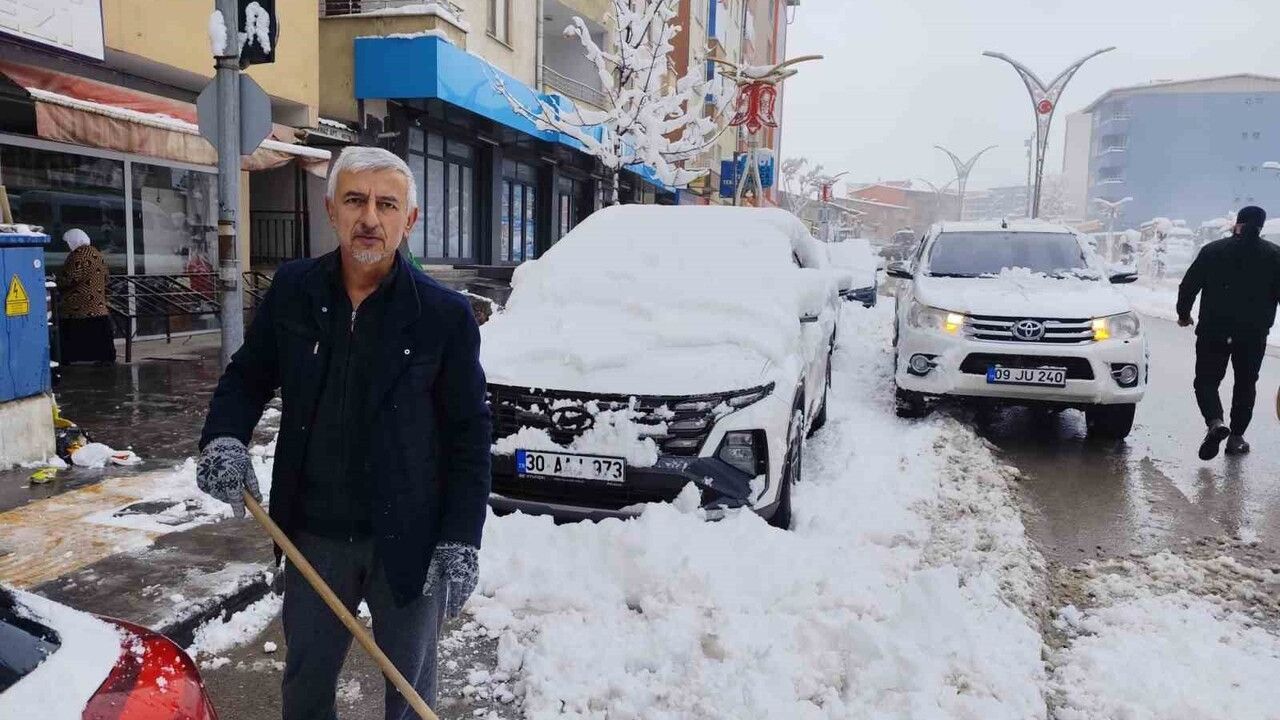 Hakkari'de akşam karı Kent Park'ta kartpostallık manzaralar oluşturdu