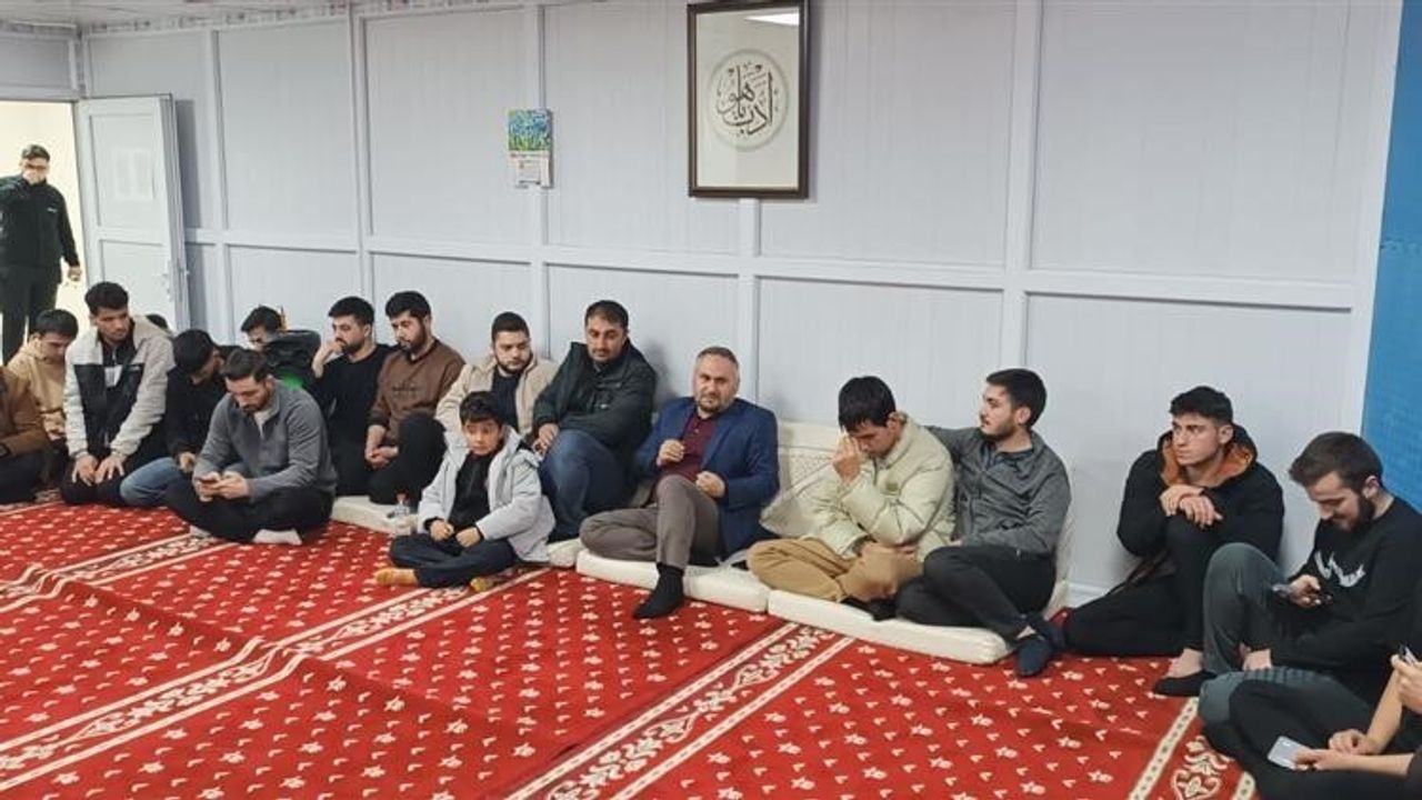 Hakkari'de 'Faslı Muhabbet' etkinliği: İl Müftüsü Hüseyin Okuş öğrencilerle buluştu