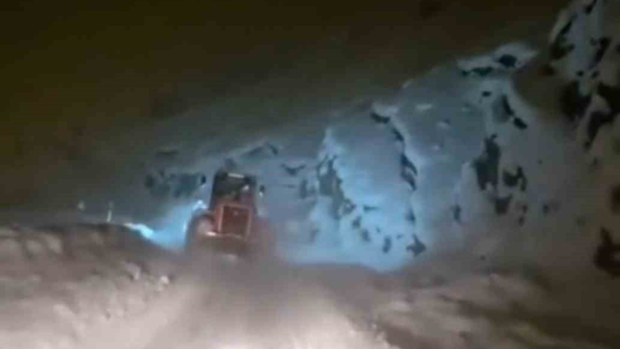 Hakkari'de kar engeli aşıldı: Kalp hastası kadın iş makineleriyle hastaneye ulaştırıldı