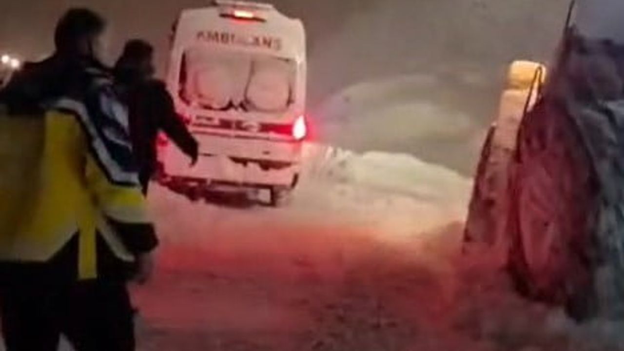 Hakkari’de Kar Engelini İş Makinesi Aştı: Kalp Hastası Kadın Köye Gelen Ekiplerce Ambulansa Ulaştırıldı