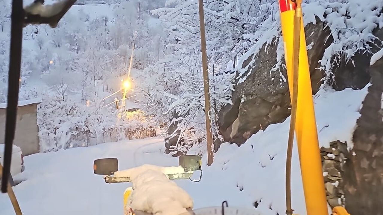 Hakkari'de kar mesaisi: Fen İşleri Müdürlüğü 15 mahallede tuzlama ve yol açma çalışması