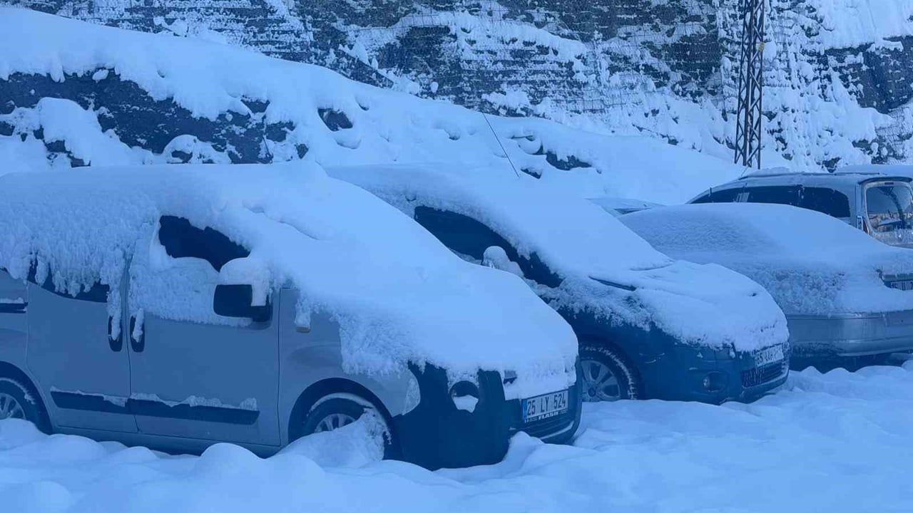 Hakkari'de kar sonrası dondurucu soğuklar: çatılarda 1 metreye varan buz sarkıtları