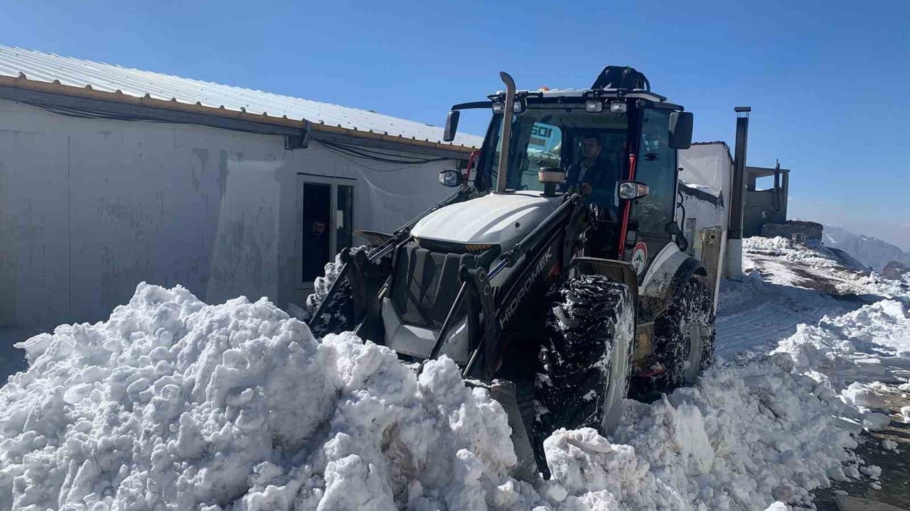 Hakkari’de kar yağışı 2 köy ve 10 mezra yolunu ulaşıma kapattı
