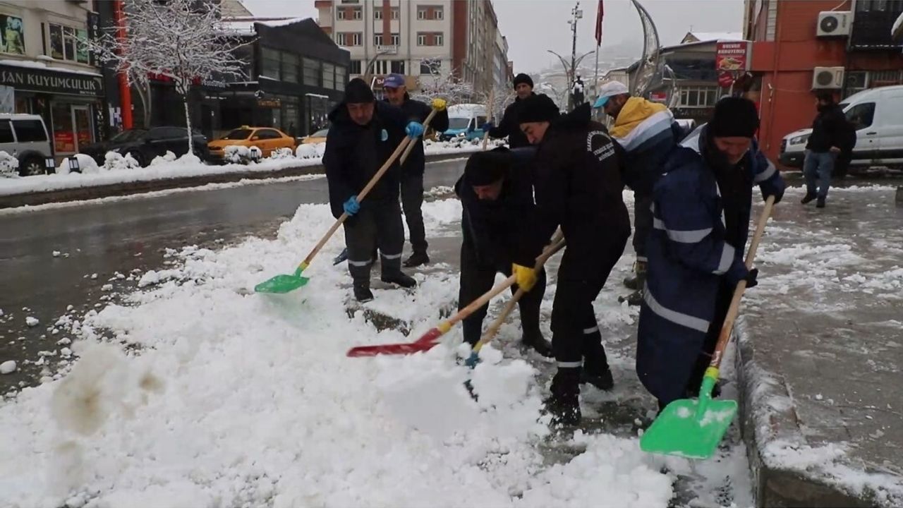 Hakkari'de kar yağışı yerini sise bıraktı; 43 yerleşim yeri yolu ulaşıma kapandı