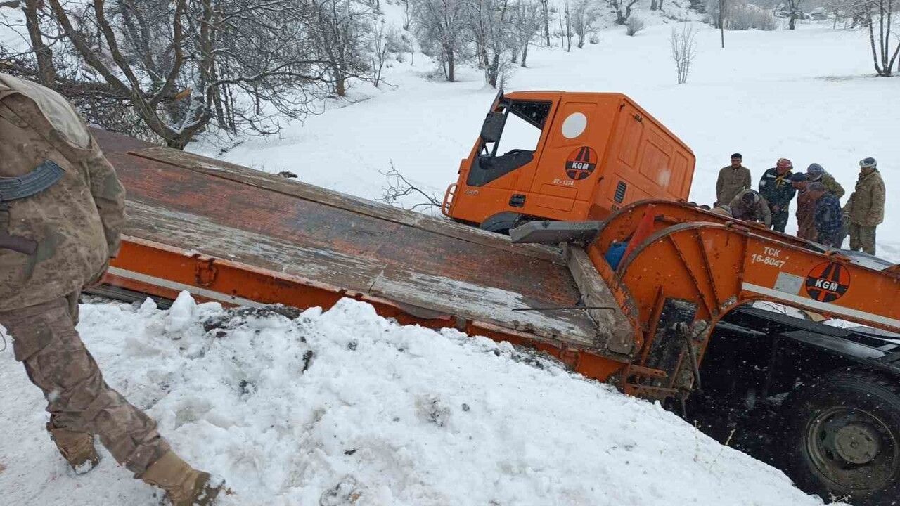 Hakkari'de Karayolları iş makinesi devrildi: 2 personel yaralandı