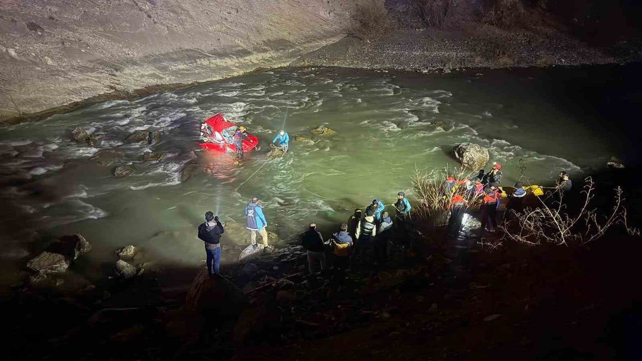 Hakkari'de kontrolden çıkan araç Zap Suyu'na düştü: 1 ağır yaralı, arama-kurtarma sürüyor