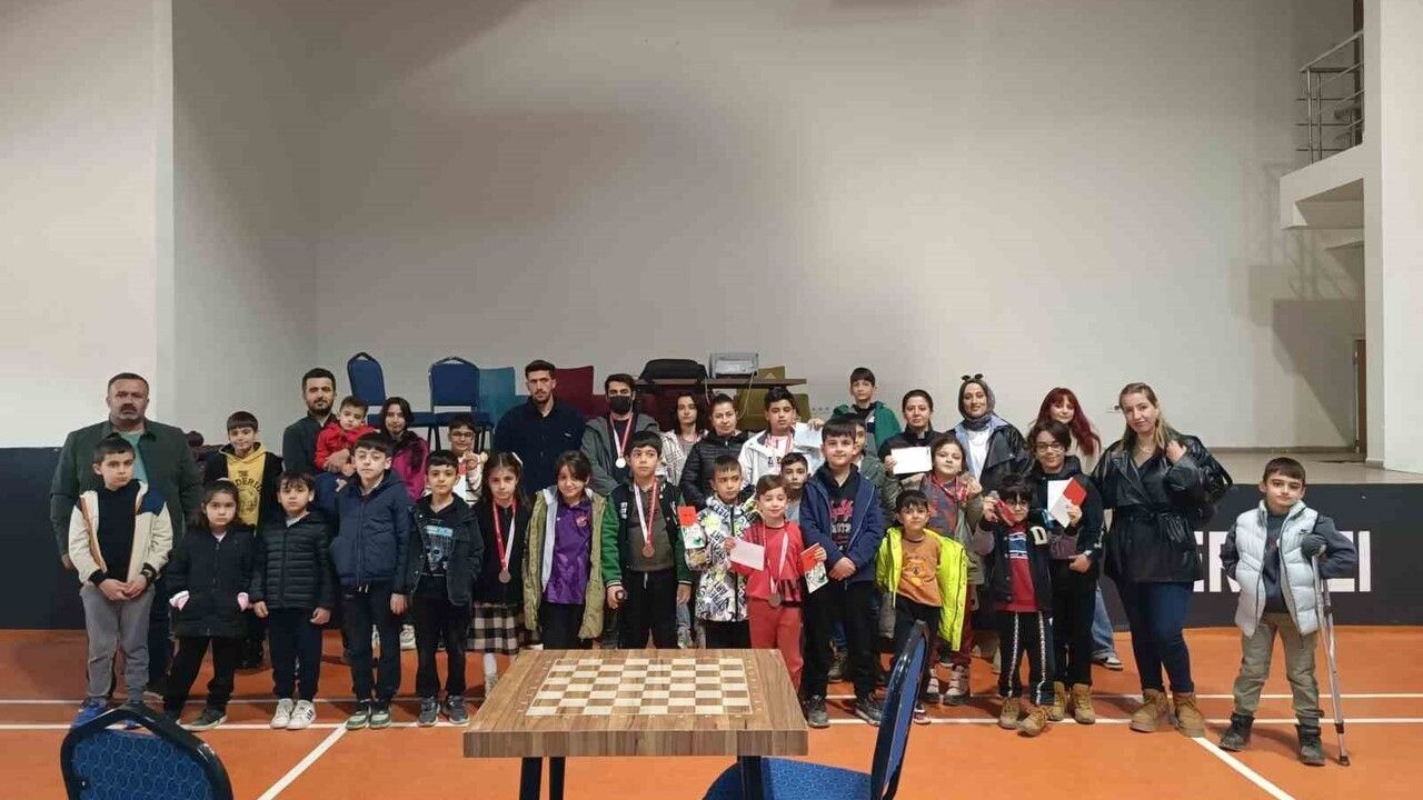Hakkari'de Küçükler ve Yıldızlar Satranç İl Birinciliği Düzenlendi
