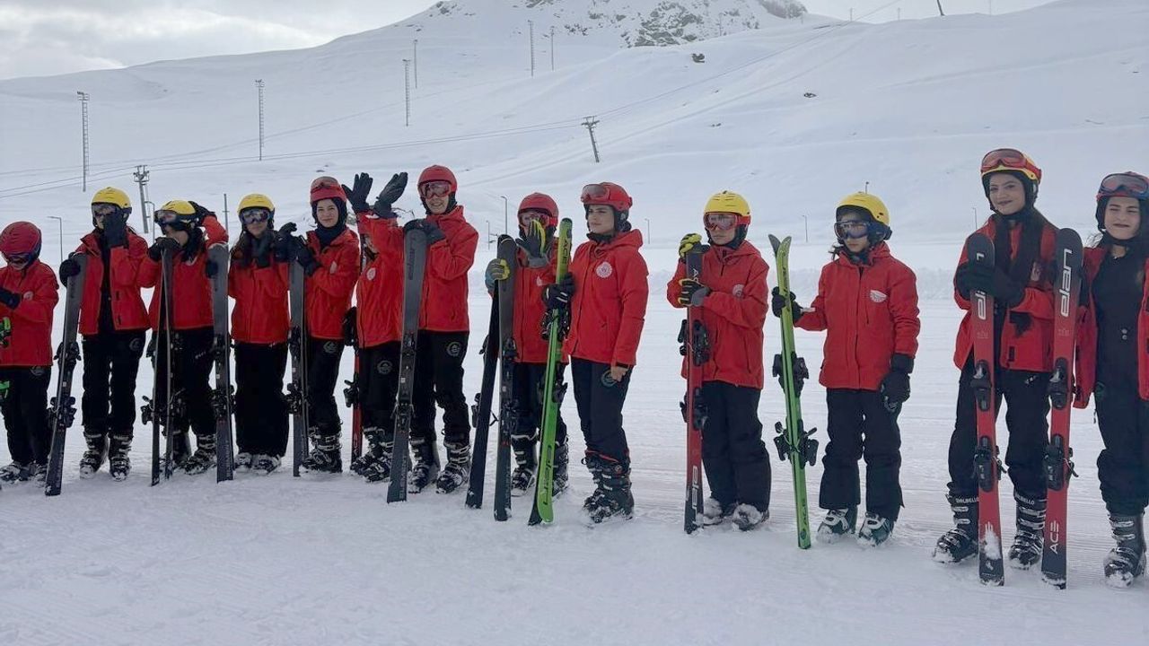 Hakkari'de temel kayak eğitimleri Mergabütan Gençlik Kampı'nda başladı
