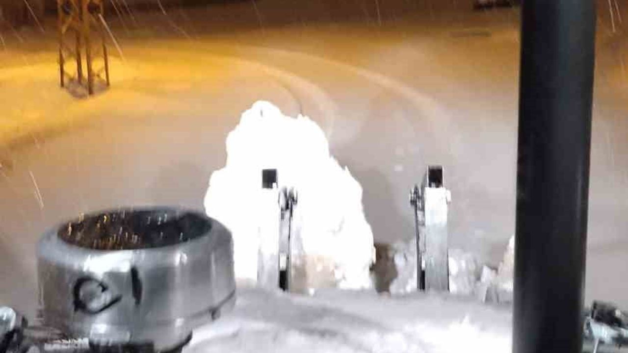 Hakkari'de tipi nedeniyle yolda mahsur kalan sporcular ve sağlık ekibi kurtarıldı