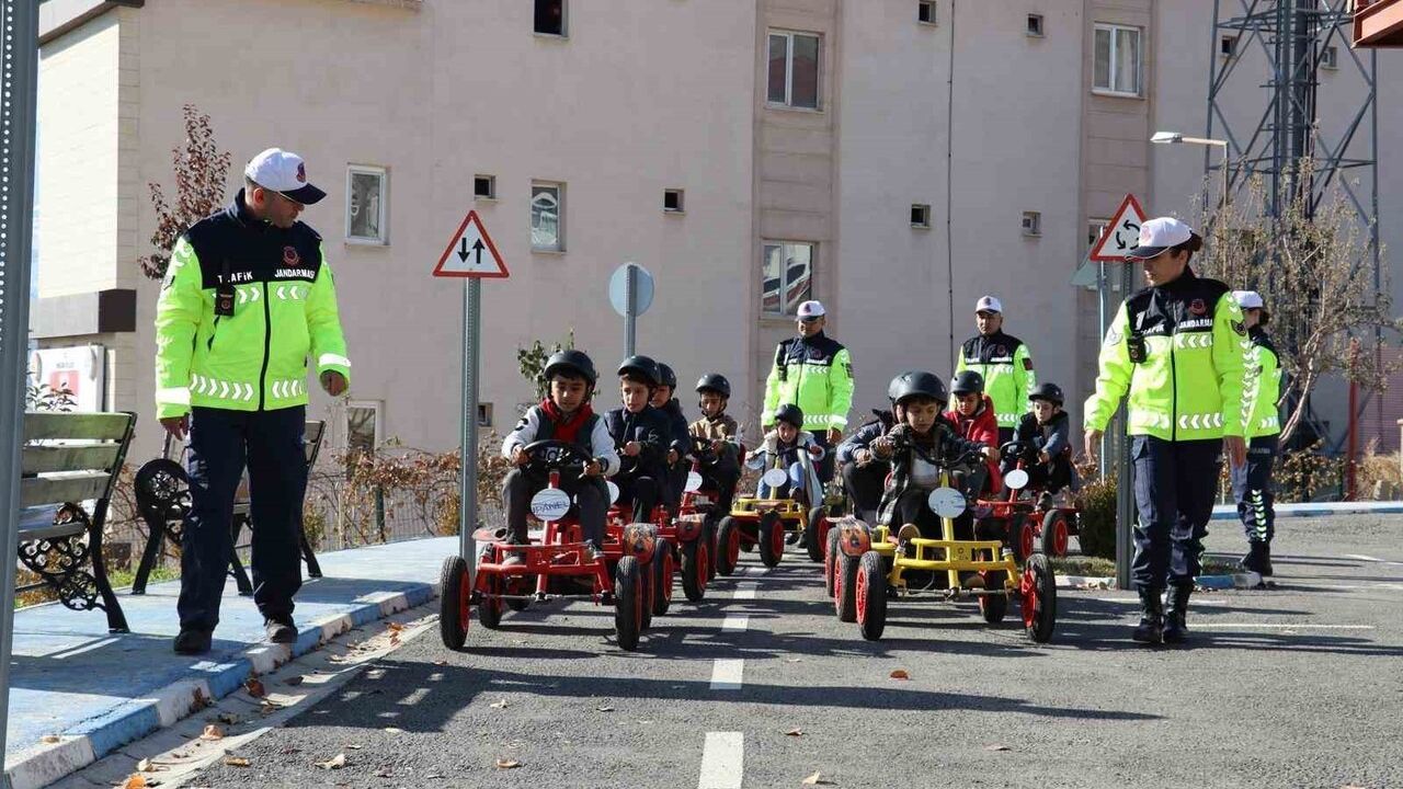 Hakkari'de Trafik Parkurunda Geleceğin Sürücüleri: Miniklere Uygulamalı Eğitim
