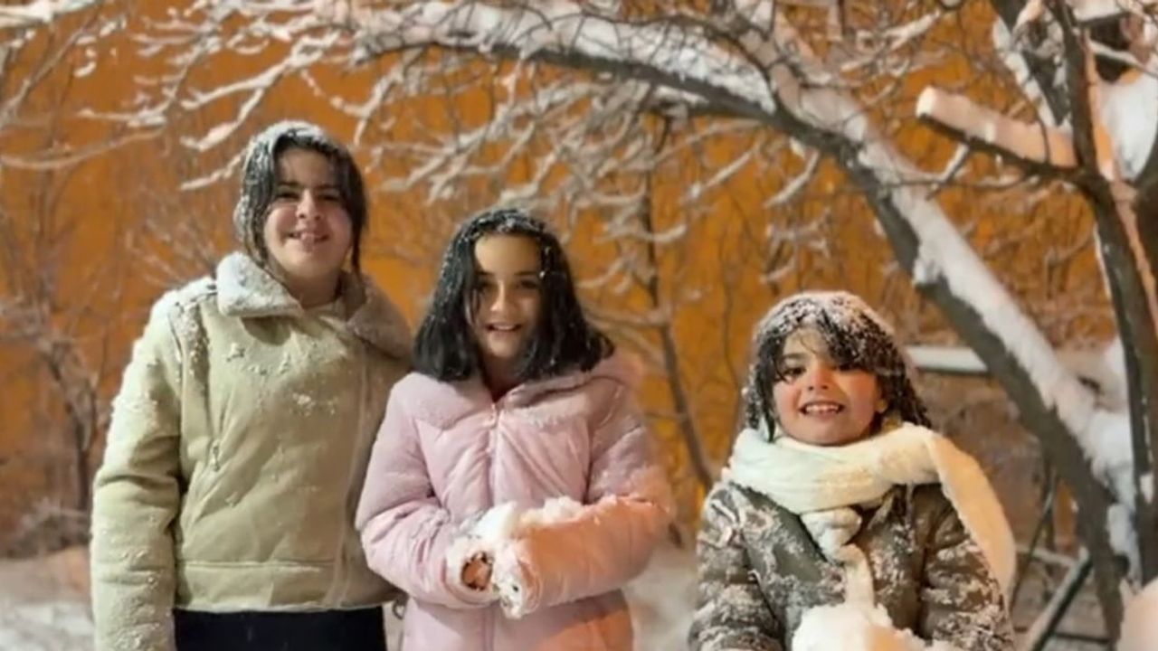 Hakkari'de Yoğun Kar: 281 Yerleşim Ulaşıma Kapandı, Çocuklar Tatilin Tadını Çıkardı