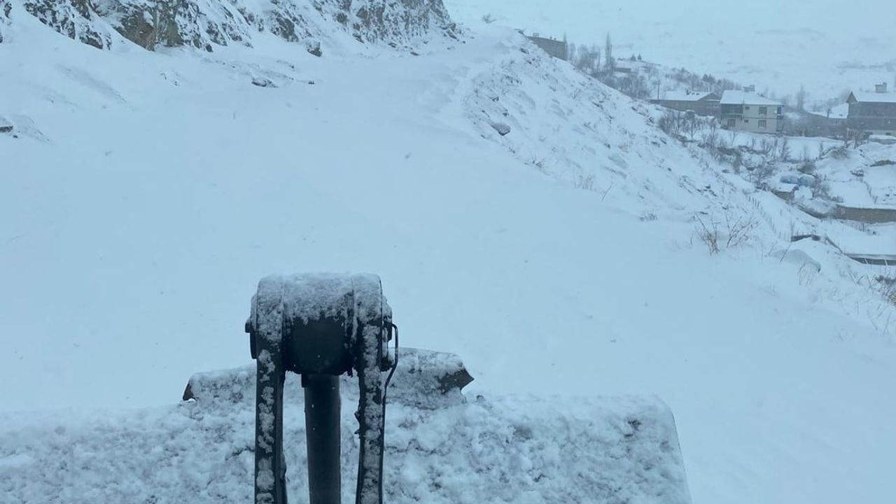 Hakkari'de yoğun kar ve fırtına: 96 köy ile 205 mezra yolu ulaşıma kapandı