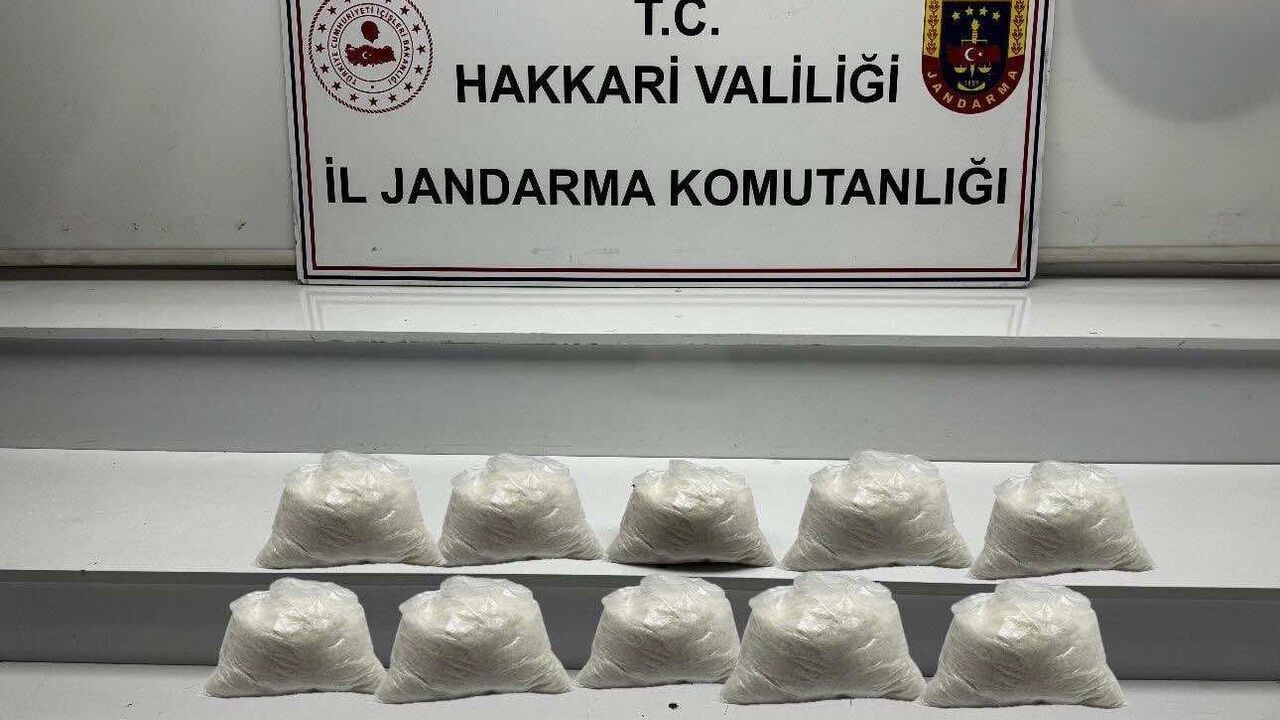 Hakkari'nin Yüksekova ilçesinde 9 kilo 890 gram metamfetamin ele geçirildi