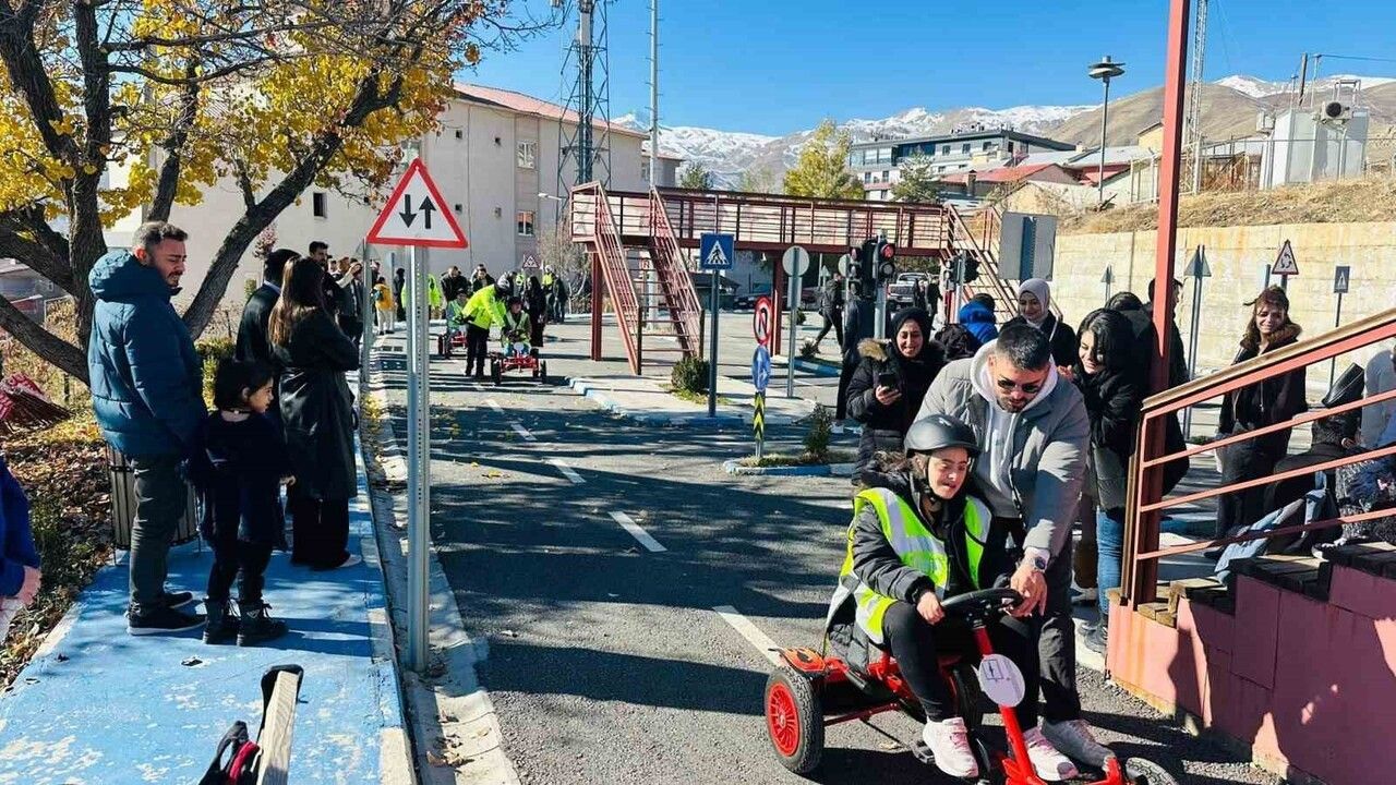 Hakkari polisi özel gereksinimli çocuklara Çocuk Trafik Eğitim Parkı'nda eğitim ve eğlence sundu