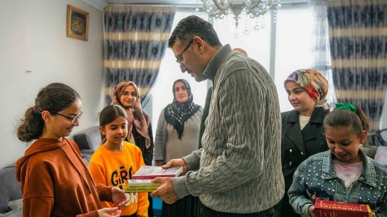 Hakkâri Valisi Ali Çelik, Şehit Er Halit Tatlı’nın Ailesini Ziyaret Etti