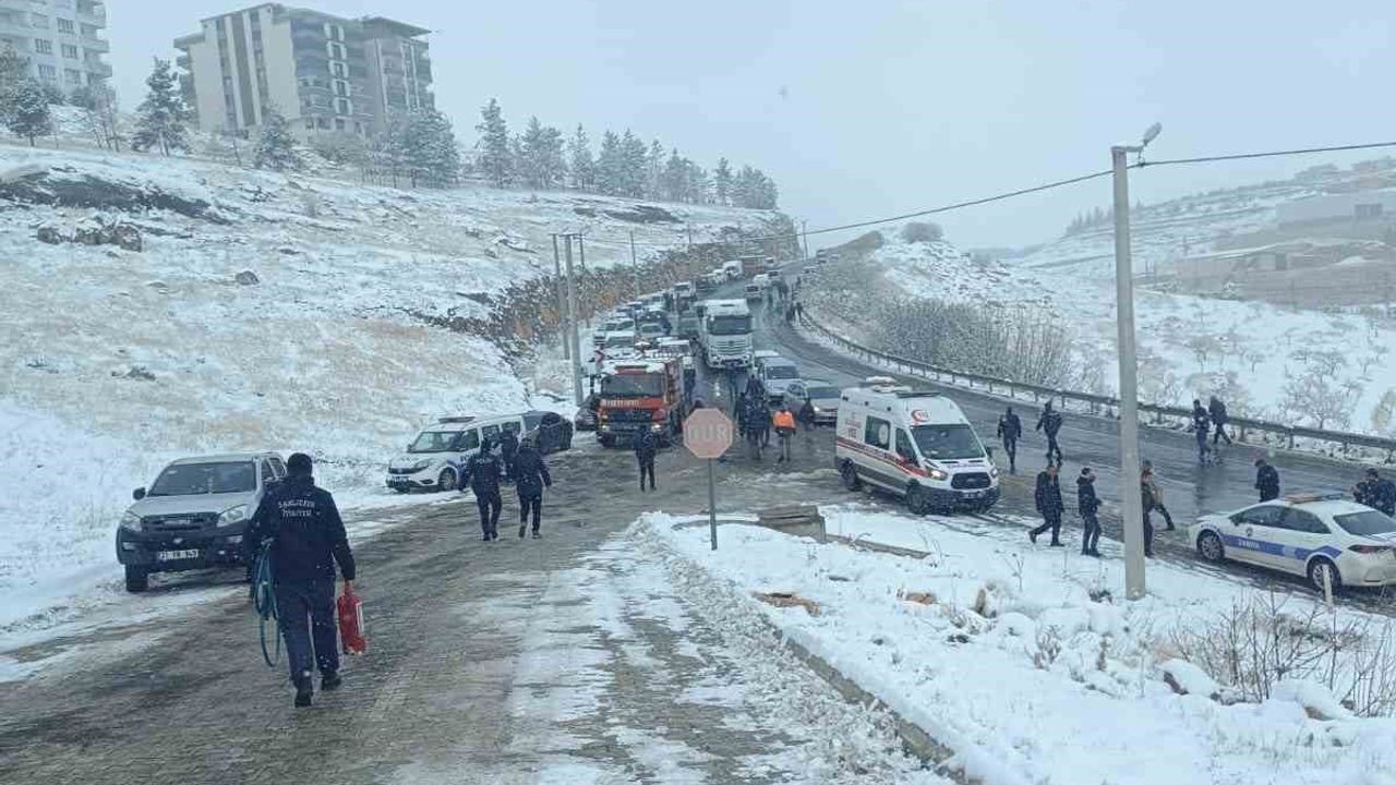 Halfeti'de kar temizliği yapan iş makinesinin devrilmesi: sürücü yaralandı