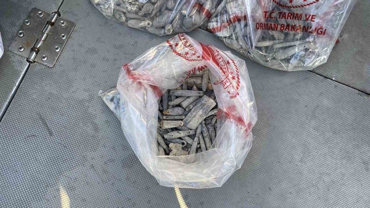 Haliç'te deniz dibi temizliği: Dalgıçlar 33 kilogram olta kurşunu çıkardı