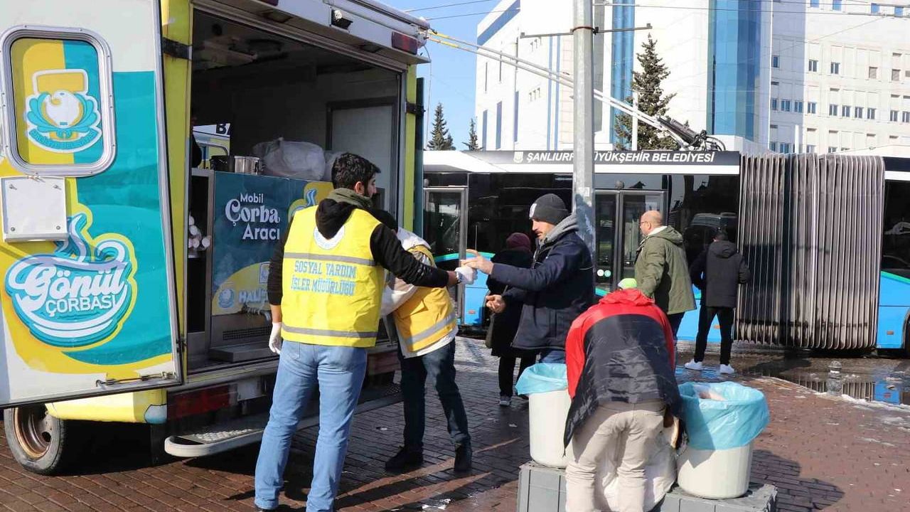 Haliliye Belediyesi karla mücadelede yolları açık tuttu, 4.749 kişiye sıcak yemek dağıttı