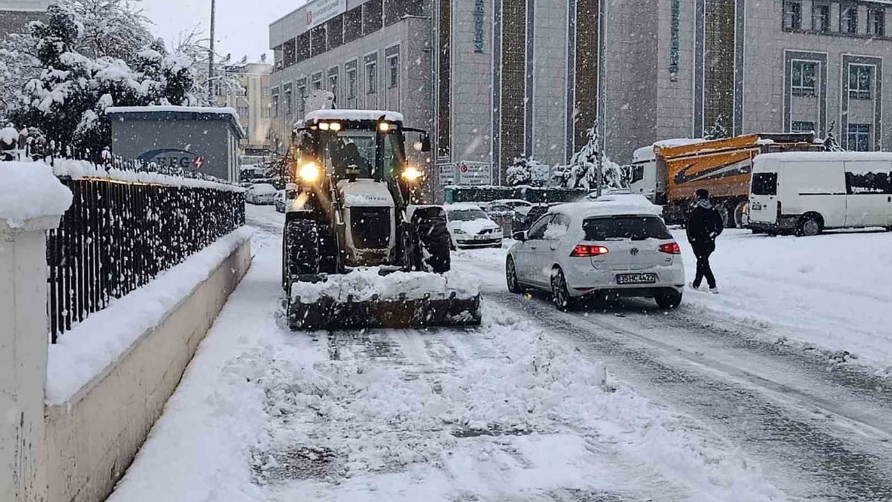 Haliliye Belediyesi karla mücadeleyi sürdürüyor: Ana arterlere öncelik veriliyor