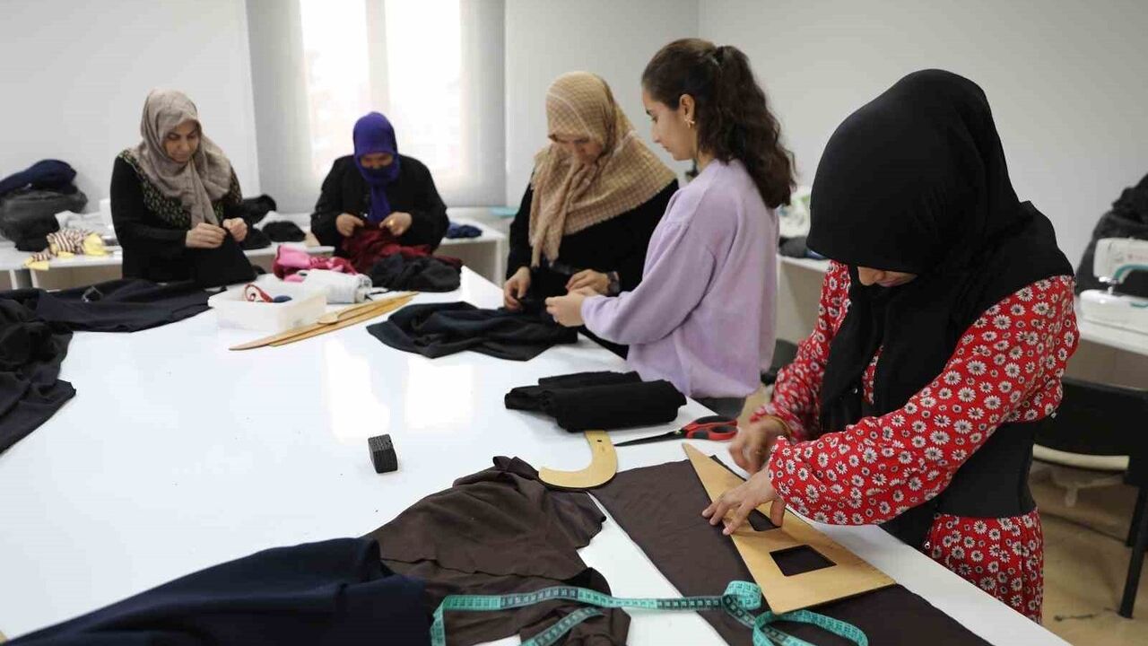 Haliliye Belediyesi millet evlerinde kadınlara mesleki ve hobi kursları sunuyor