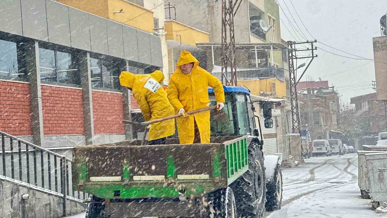 Haliliye'de kar mesaisi: Belediye ekipleri yol açma ve tuzlama çalışmalarını sürdürüyor