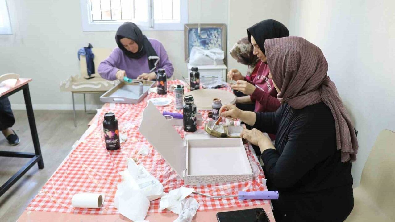 Haliliye'de Osmangazi Hanımlar Konağı kadınların aile bütçesine katkı sağlıyor