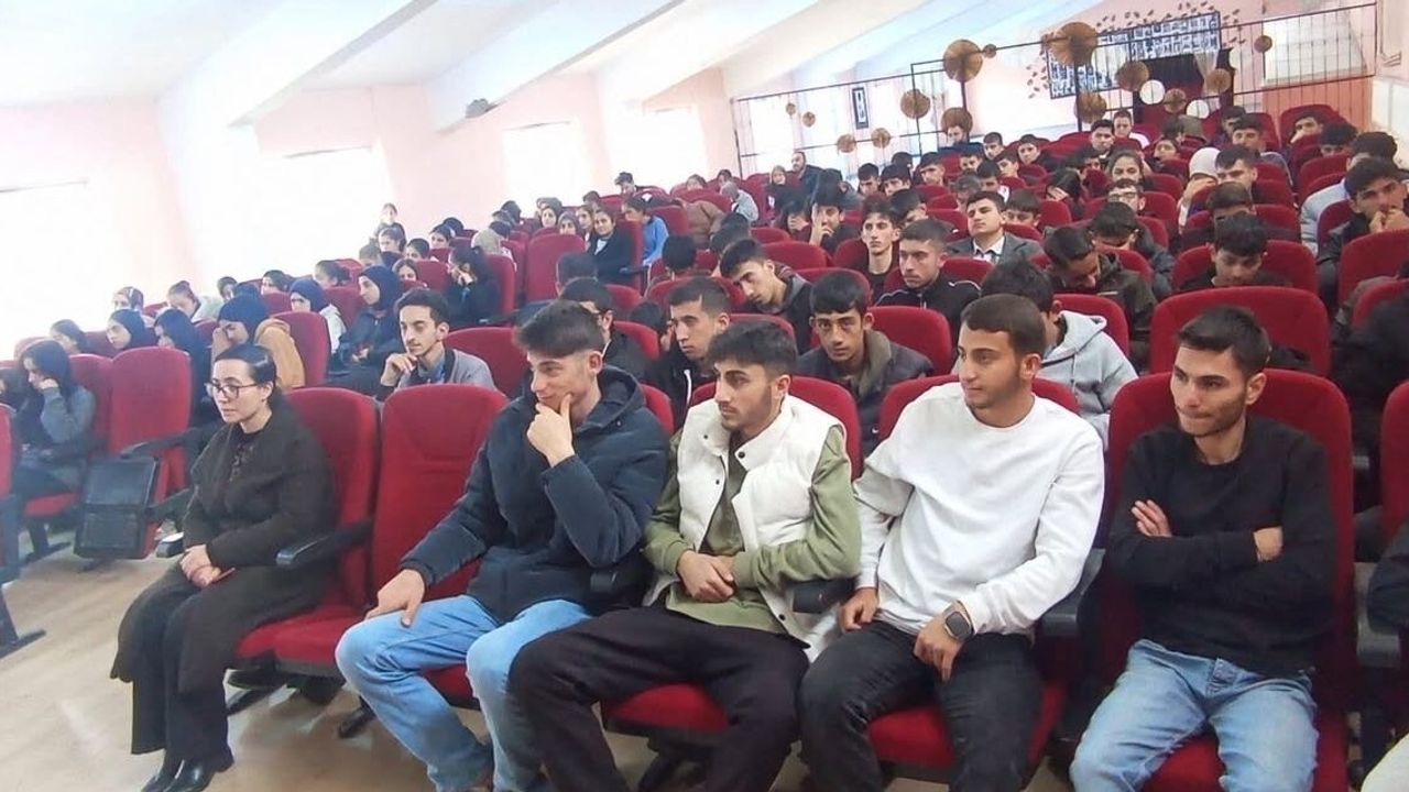 Hamur'da gençlere 'Hayatın Ritmi Namaz' sunumu