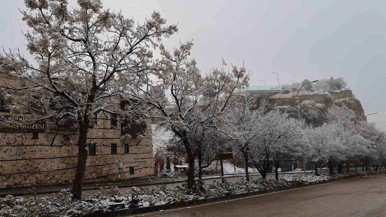 Harput'ta aynı rakımda kar, sis ve karsız alanlar: Dron görüntüleri sıra dışı manzara verdi
