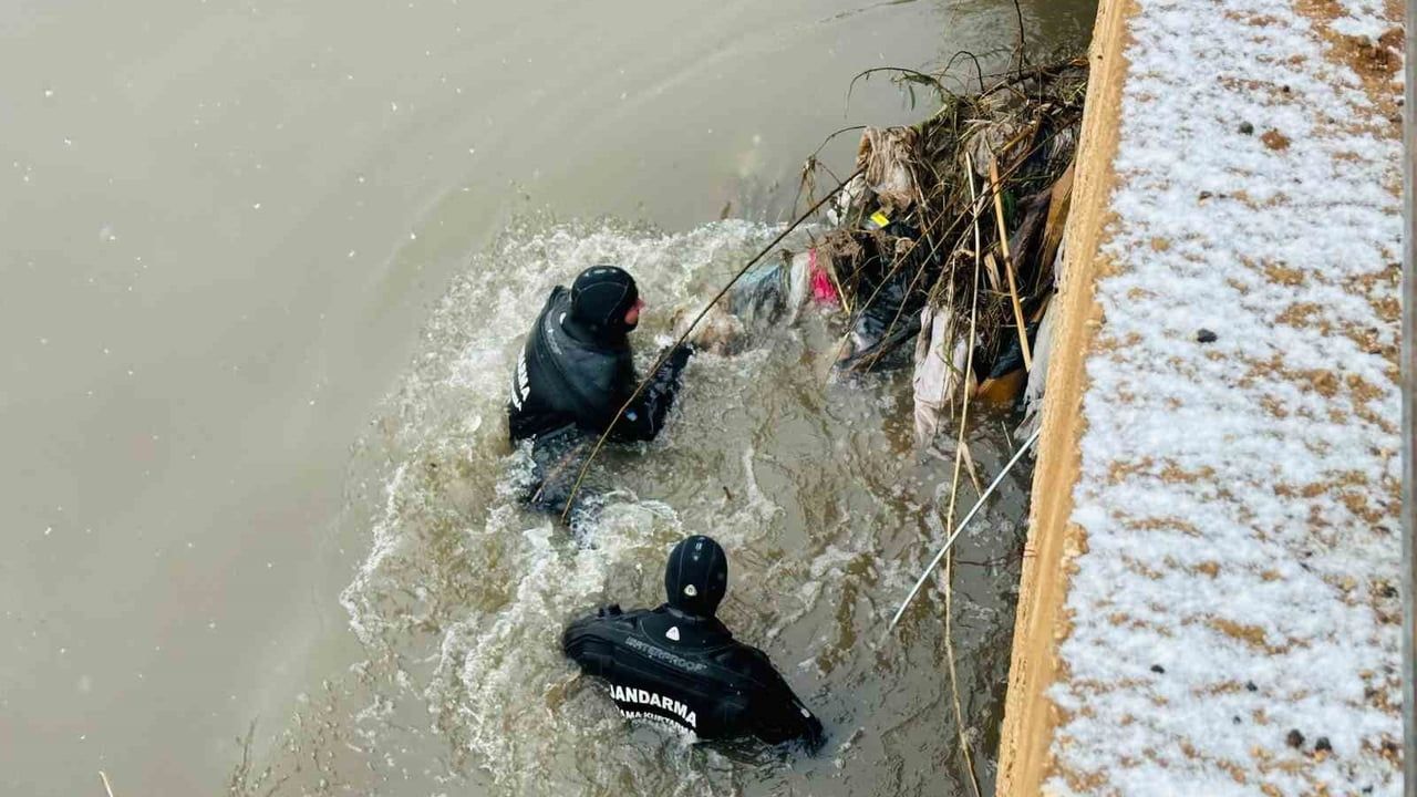 Harran'da sulama tahliye kanalına düşen araç: kayıp sürücüyü bulma çalışmaları sürüyor