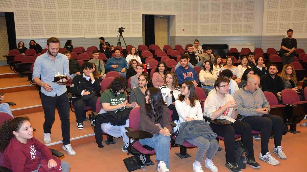 Hasan Hastürer, Yakın Doğu Üniversitesi'nde 'Hayatla Harmanlanmış Köşe Yazarlığı' seminerinde genç iletişimcilere öneriler sundu