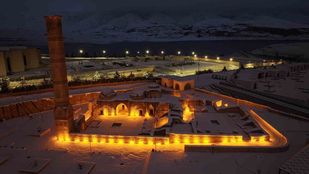 Hasankeyf’te Kar Manzaraları Tarihi Silueti Öne Çıkardı