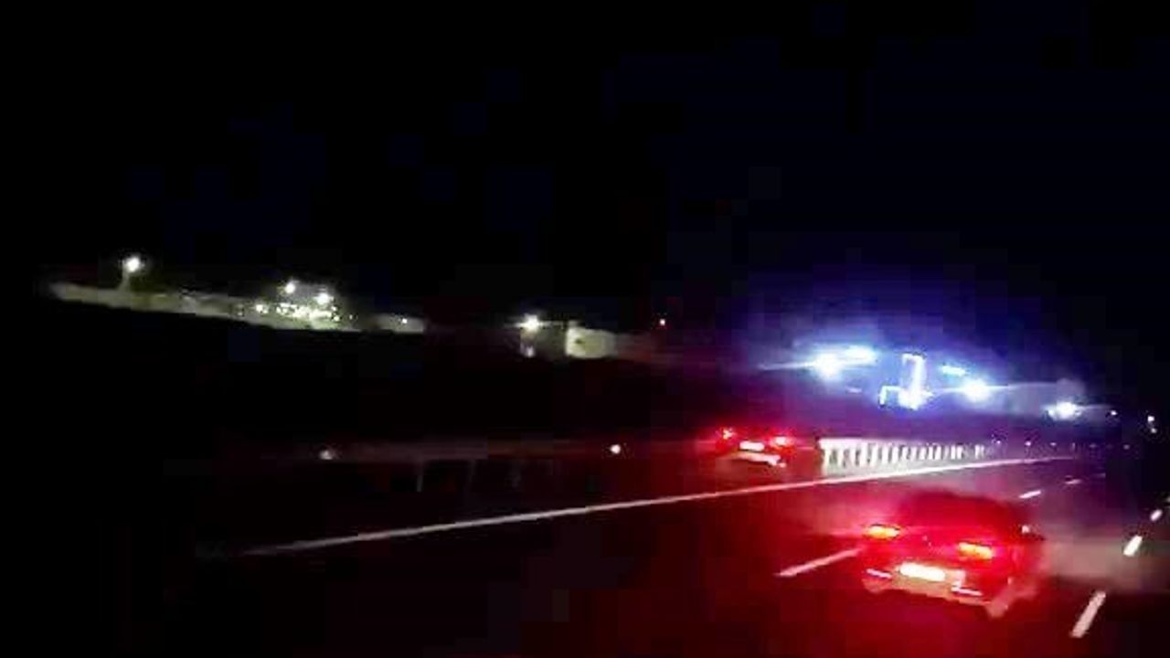 Hatay-Adana Otoyolunda Riskli Sürüş: Bariyere Çarpmaya Ramak Kala Araç Durdu