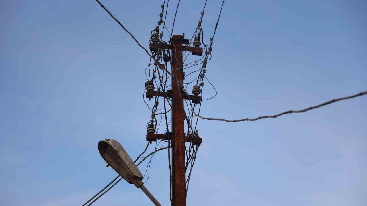 Hatay Antakya'da Elektrik Kablolarında Tekrarlayan Patlamalar: Küçükdalyan Mahallesi'nde Kameraya Yansıdı