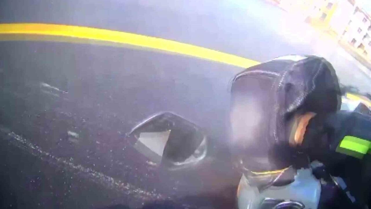 Hatay Arsuz'da Çamurda Kayan Motosiklet Devrildi — Ekipman ve Yardımcı Sürücü Yaralanmayı Önledi