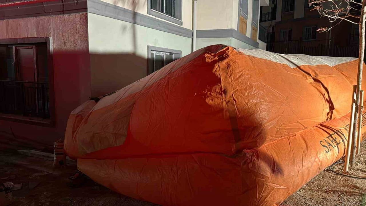 Hatay Arsuz'da çatıda intihar girişimi: 25 yaşındaki B.C. ekiplerin ikna çalışmasıyla vazgeçirildi