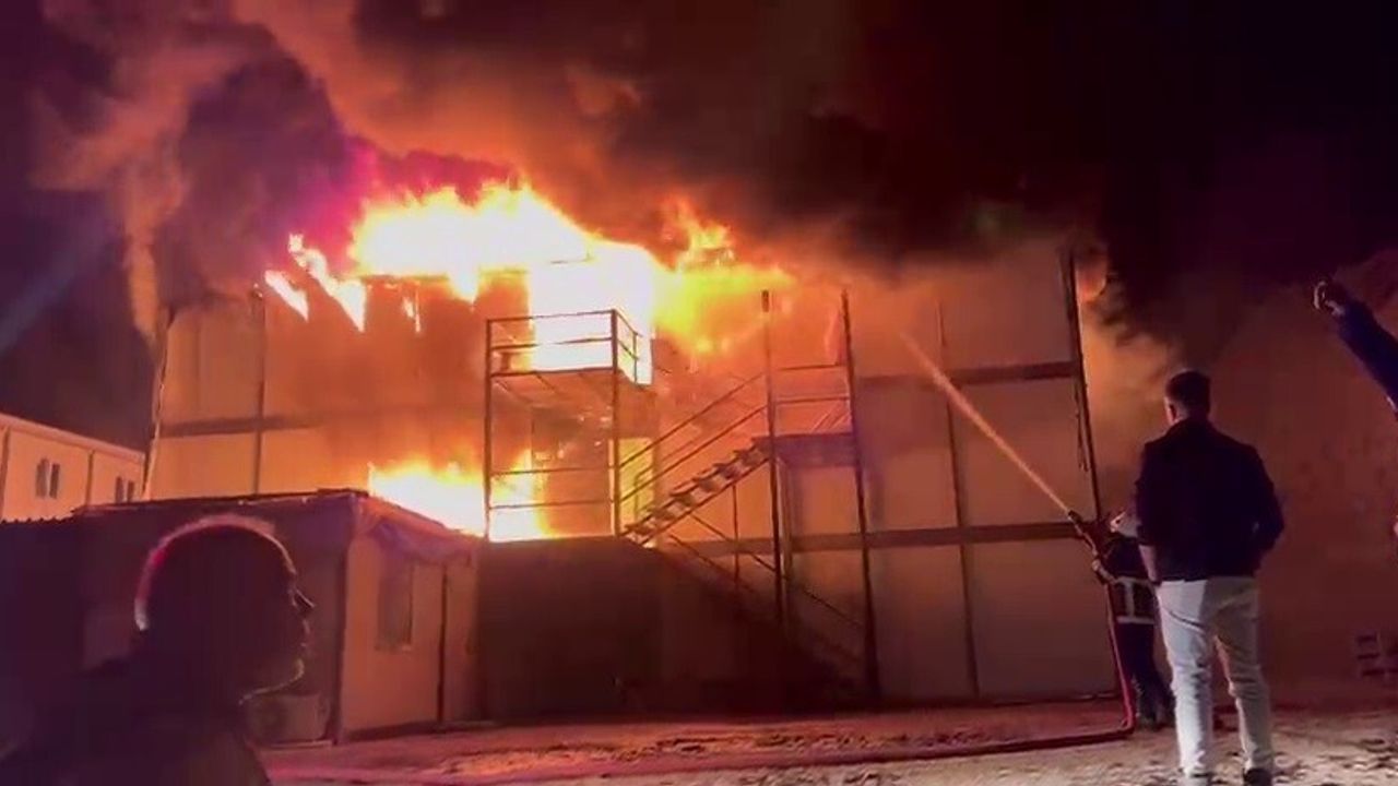 Hatay Belen'de inşaat işçilerinin kaldığı konteyner yandı; yaralanma yok