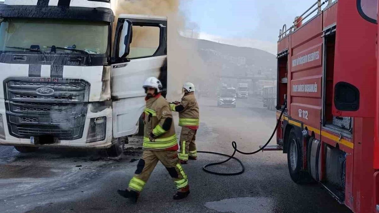 Hatay Belen'de Seyir Halindeki Tırda Çıkan Yangın İtfaiye Tarafından Söndürüldü
