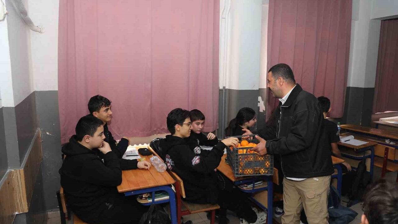 Hatay Büyükşehir Belediyesi 320 ton mandalinayı satın alıp ücretsiz dağıttı