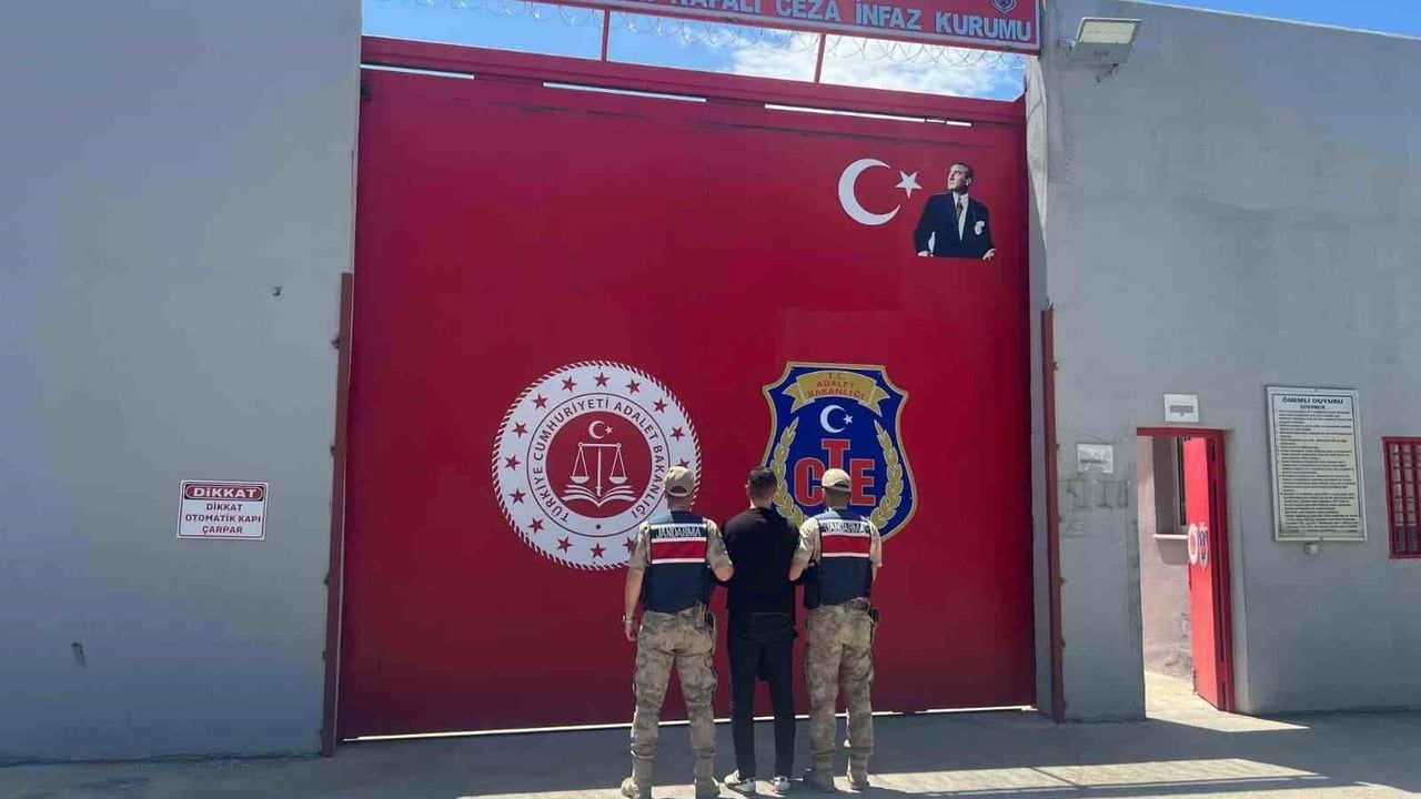 Hatay'da 30 Yıl Hapis Cezası Bulunan Firari, Arsuz'da Mandalina Bahçesinde Yakalandı