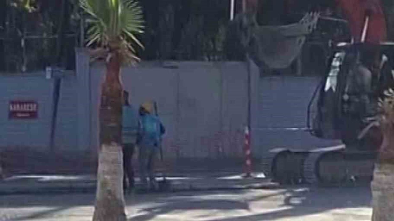 Hatay'da altyapı işçileri soğukta kürekle halay çekti; görüntüler sosyal medyada ilgi gördü