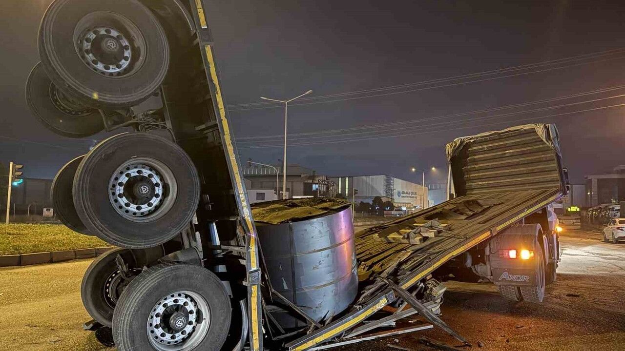 Hatay'da D-81'de demir rulo yüklü tırın dorsesi ortadan ayrıldı