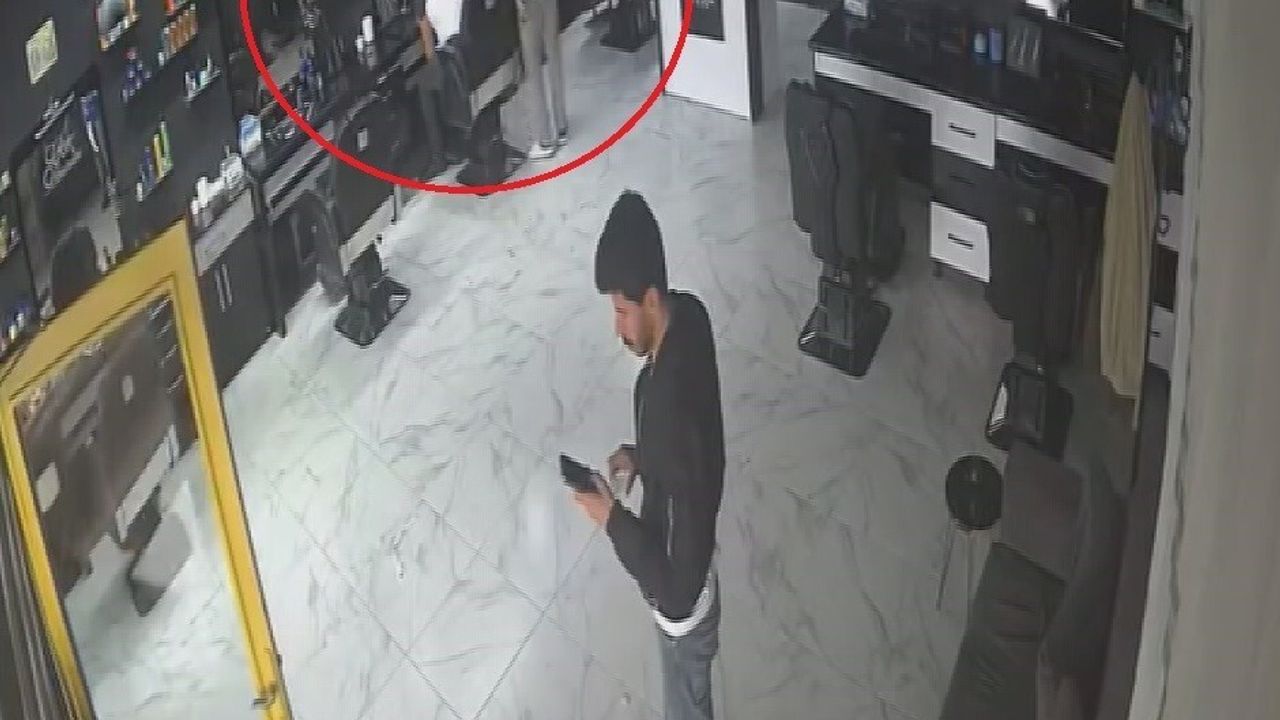 Hatay’da deprem anında müşterisinin saçını yıkamaya devam eden kuaför kamerada