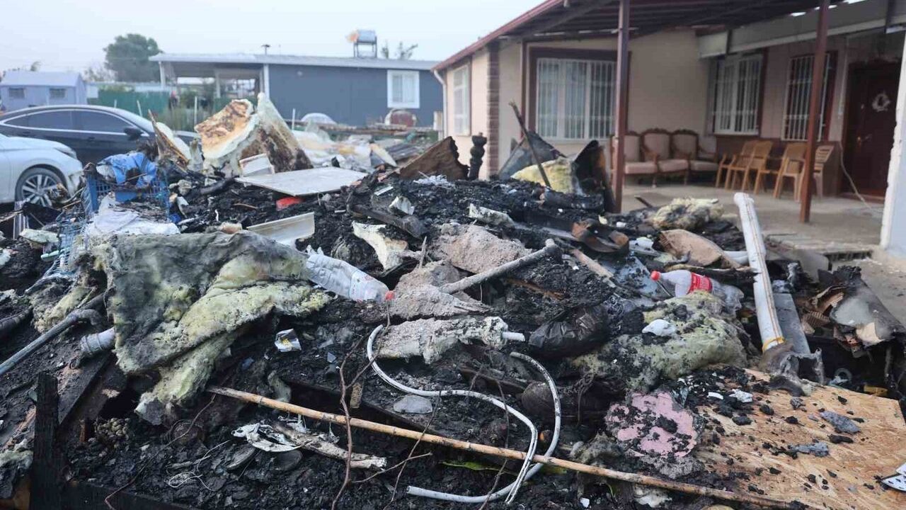 Hatay'da deprem sonrası inşa edilen prefabrik evde yangın: depo ve eşyalar kül oldu