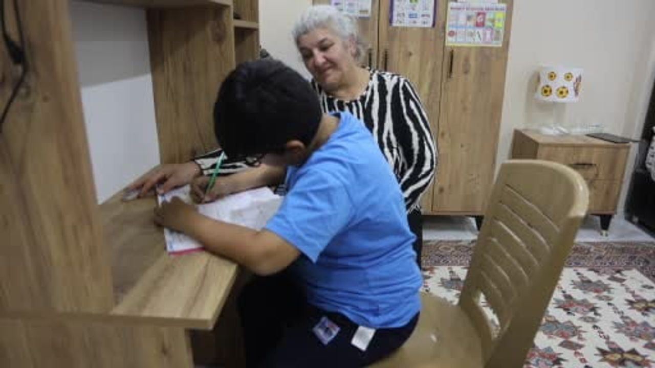 Hatay'da depremde yakınlarını yitiren anneanne, sağ kalan torunlarına hem anne hem baba oluyor