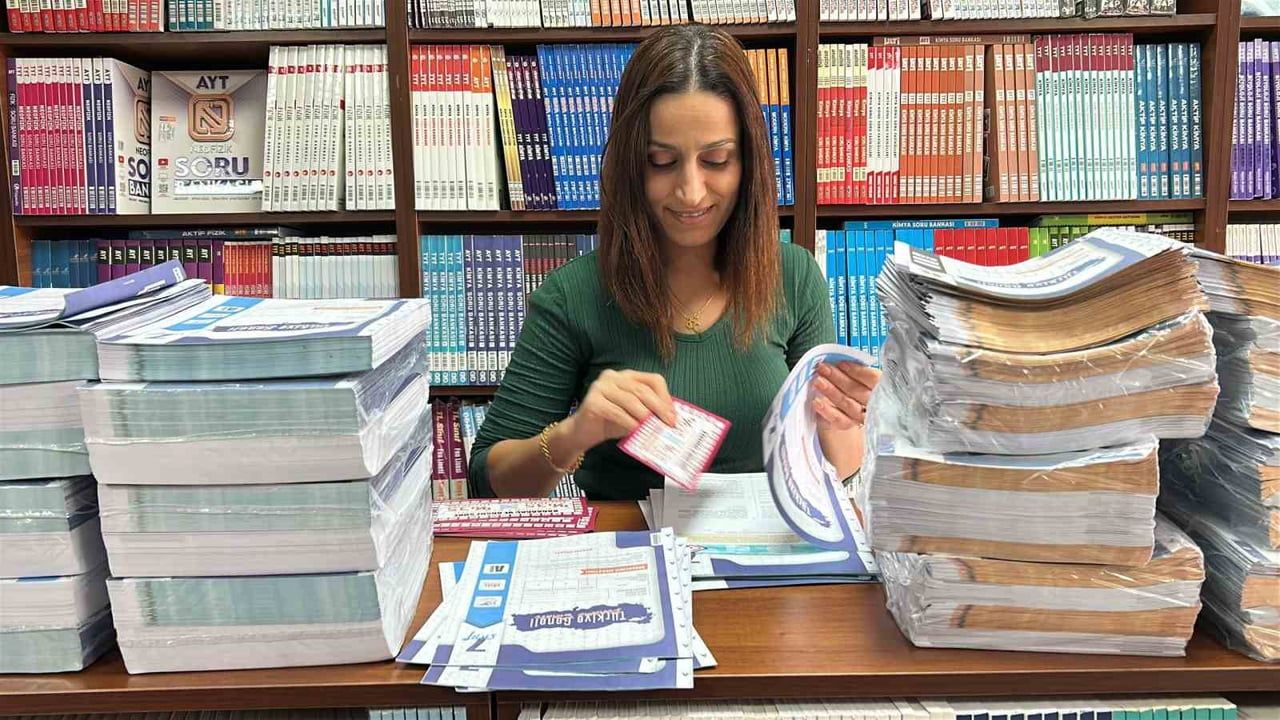 Hatay'da depremzede öğrencilere 8 bin ücretsiz deneme kitapçığı desteği