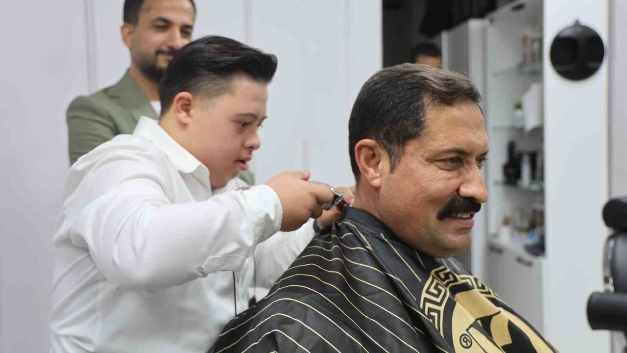 Hatay'da down sendromlu kuaför adayı Şükrü'nün ilk müşterisi Vali Mustafa Masatlı oldu