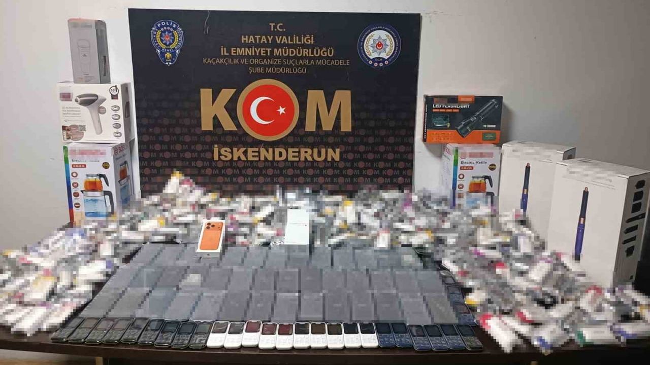 Hatay'da durdurulan otomobilde gizli bölmelerden 73 cep telefonu ve 400 elektronik sigara çıktı