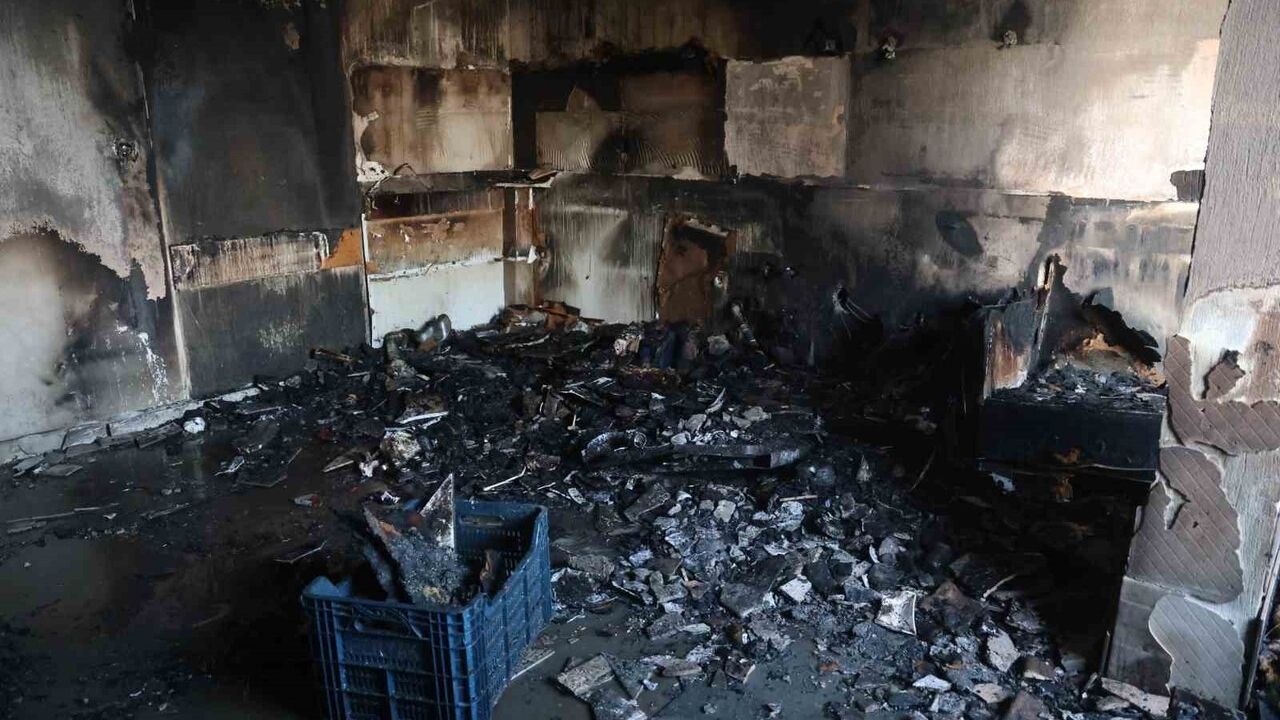 Hatay'da elektrik kontağı şüphesiyle çıkan yangın mutfaktaki eşyaları kül etti