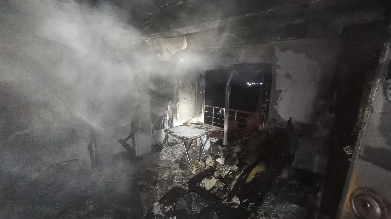 Hatay'da elektrik kontağı yangını: Arsuz'da çatı katı kullanılamaz hale geldi