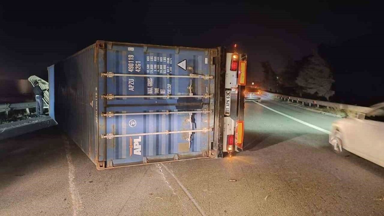 Hatay'da fırtına ulaşımı aksattı: Kamyonet ve konteyner taşıyan tırlar devrildi